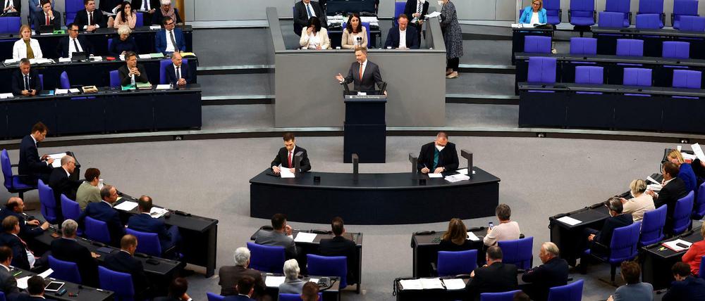 683 Abgeordnete haben für eine Grundgesetzänderung für das Bundeswehr-Sondervermögen gestimmt. 