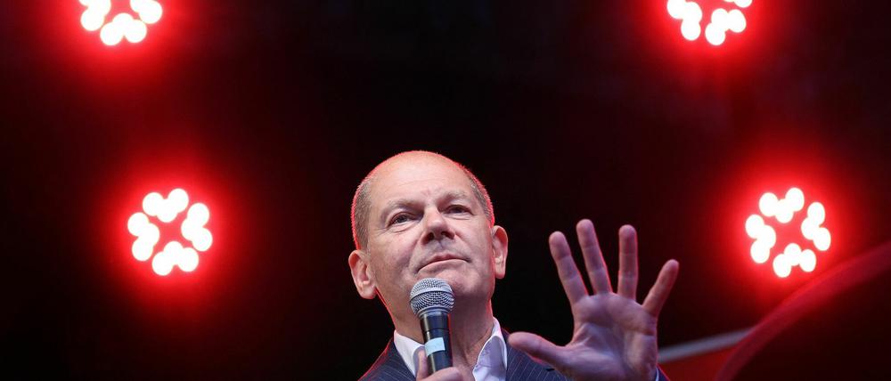 Der nach den Sternen zu greifen scheint: Vor wenigen Tagen trat Kanzlerkandidat Olaf Scholz beim Wahlkampfabschluss der SPD in Magdeburg auf. 