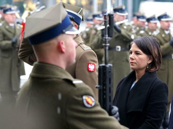 Annalena Baerbock nimmt an einer Kranzniederlegung am Grab des Unbekannten Soldaten in Warschau teil.