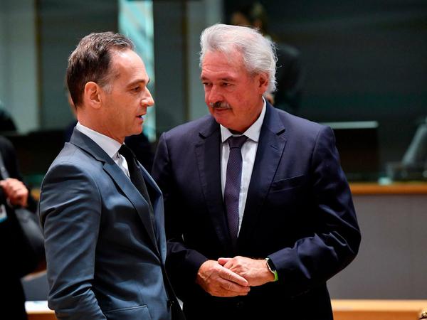 Außenminister Heiko Maas (l) und sein luxemburgischer Amtskollege Jean Asselborn sprechen am Montag bei einem Treffen der EU-Außenminister in Brüssel.