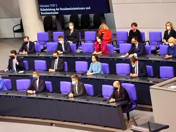 Das neue Ampel-Kabinett auf den Regierungssitzen im Bundestag