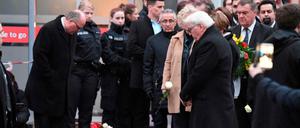 Präsident Frank-Walter Steinmeier hat am Donnerstag am Tatort Blumen niedergelegt.
