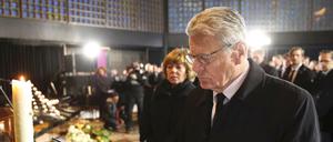 Joachim Gauck in der Gedächtniskirche, wo er sich am Dienstag in das Kondolenzbuch eintrug.