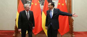 Bitte dort lang. Bundespräsident Joachim Gauck (links) wird in der Großen Halle des Volkes in Peking vom chinesischen Regierungschef Li Keqiang empfangen. 