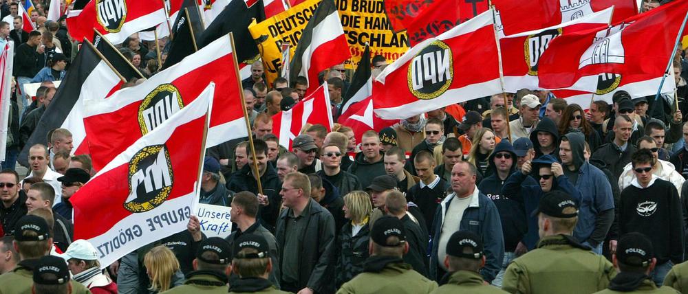 Rechtsextremisten im Anmarsch. Anhänger der NPD bei einem Aufmarsch in Rostock. Der Partei droht der Entzug staatlicher Gelder