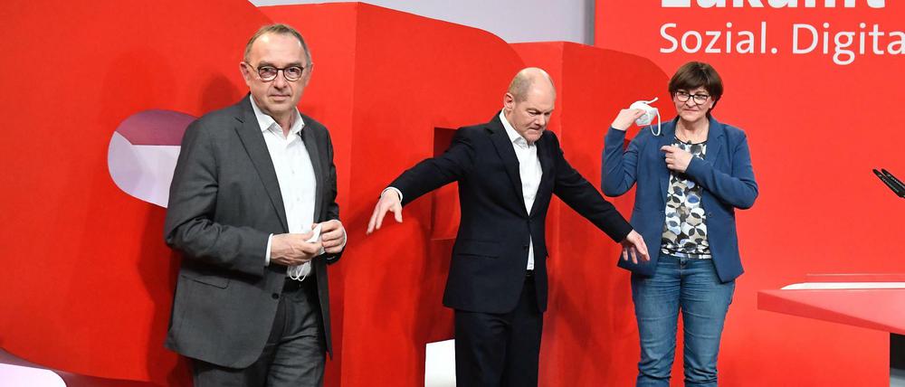 Die SPD-Spitze im Februar 2021: Norbert Walter-Borjans (L), Saskia Esken (R) und SPD-Kanzlerkandidat Olaf Scholz.