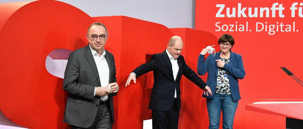 Kommt an meine Seite: Olaf Scholz  mit den Parteichefs Saskia Esken und Norbert Walter-Borjans, der nicht mehr antritt.