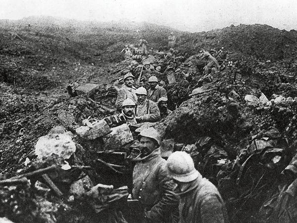 Französische Soldaten in einem eroberten deutschen Schützengraben.