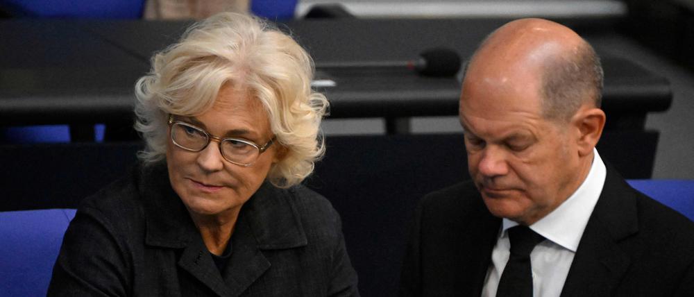 Bundesverteidigungsministerin Christine Lambrecht (L) und Bundeskanzler Olaf Scholz bei einer Debatte über den Bundeshaushalt 2023 im Bundestag am 7. September 2022 in Berlin. 
