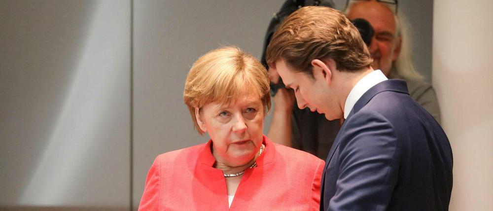 Kanzlerin Angela Merkel (CDU) spricht mit Österreichs Kanzler Sebastian Kurtz auf dem EU-Gipfel.