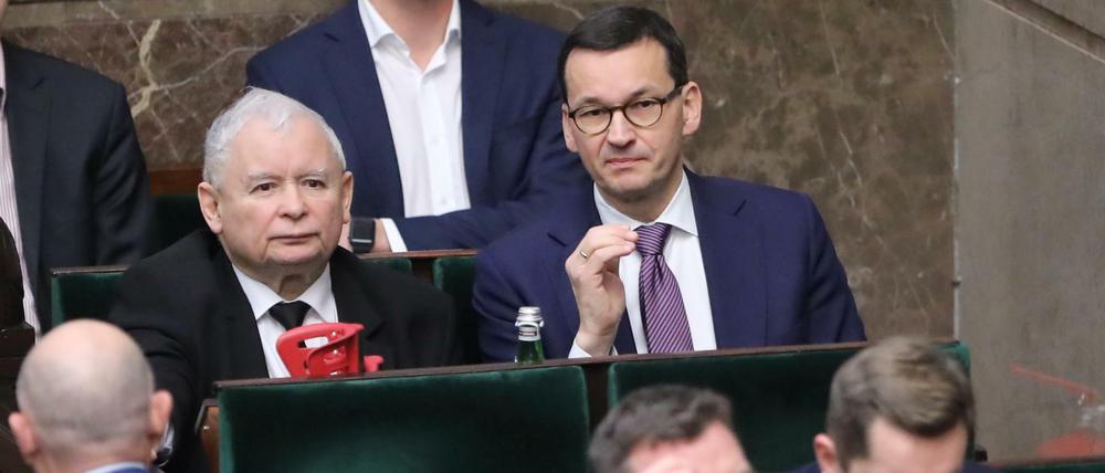Jaroslaw Kaczynski Vorsitzender der PiS-Partei, und Mateusz Morawiecki, Premierminister von Polen, nehmen an der Debatte im Parlament zu einem neuen Gesetzesentwurf teil. Trotz internationaler Proteste hat das Parlament ein Gesetz verabschiedet, das die Möglichkeiten zur Disziplinierung von Richtern erweitert. 