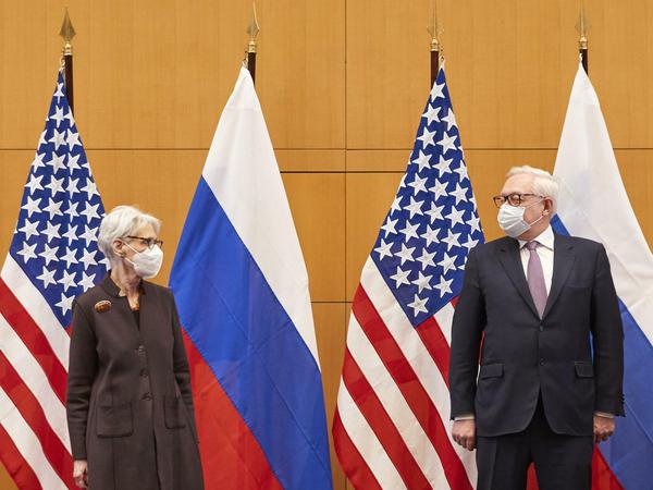 Putins Chefverhandler Sergej Rjabkow, Vizeaußenminister von Russland, sagt, er sehe keinen Sinn in weiteren Gesprächen mit den USA; hier mit Wendy Sherman, Vizeaußenministerin der USA.