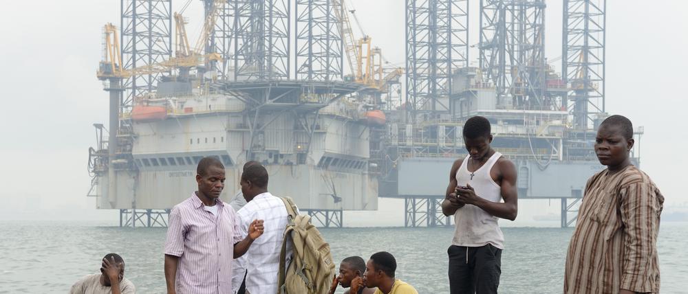 Nigeria ist eines der größten Ölförderländer weltweit. Doch bei der Bevölkerung kommt von den Erlösen kaum etwas an. Im Bild: Terminals am Hafen von Lagos.
