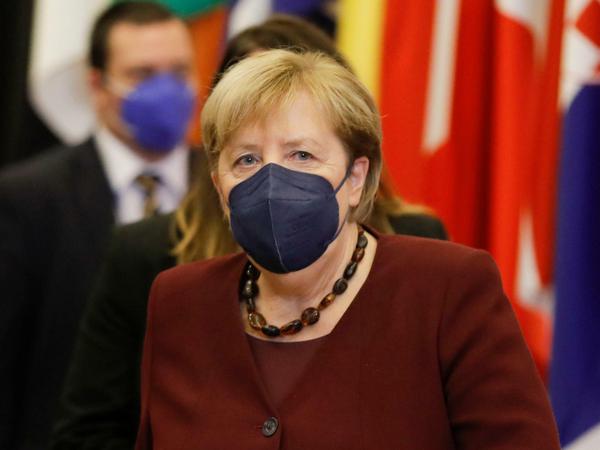 Bundeskanzlerin Angela Merkel (CDU) verlässt einen EU-Gipfel.