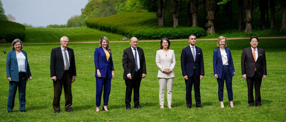 Die Außenminister der G7-Staaten stellen sich für ein Gruppenfoto in Weißenhaus auf. 