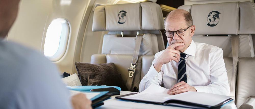 Bundeskanzler Olaf Scholz (SPD) während eines Fluges von Berlin nach Brüssel auf dem Weg zum Gipfeltreffen.