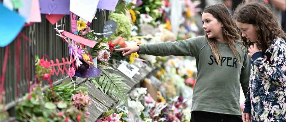 Menschen legen an der Moschee in Christchurch Blumen nieder.