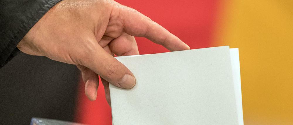 Ein Wähler wirft seinen Stimmzettel ein (Symbolbild).