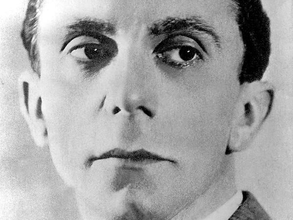 Propagandaminister Joseph Goebbels beauftragt am Abend des 20. Julis den Kommandeur des Wachbataillons „Groß-Deutschland“ in Berlin, Major Otto Ernst Remer, den Militärputsch niederzuschlagen.