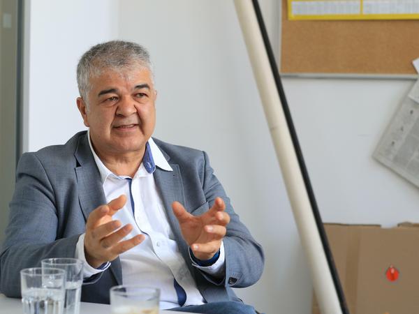 Gökay Sofuoğlu ist seit 2014 Vorsitzender der Türkischen Gemeinde in Deutschland TGD. Die TGD entstand 1994 als Interessenvertretung Türkeistämmiger. Mitglieder sind aktuell mehr als 260 Vereine und Fachorganisationen in ganz Deutschland. 