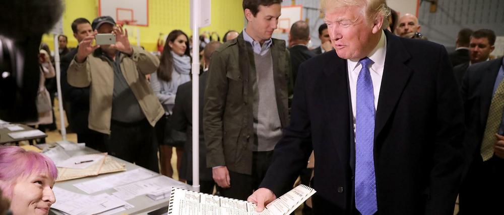 Im Hintergrund immer dabei: Schwiegersohn Jared Kushner, links hinter Donald Trump, bei der Stimmabgabe am Wahltag.