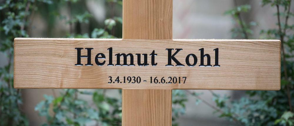 Das Kreuz auf dem Grab von Helmut Kohl auf dem Friedhof in Speyer (Rheinland-Pfalz). 