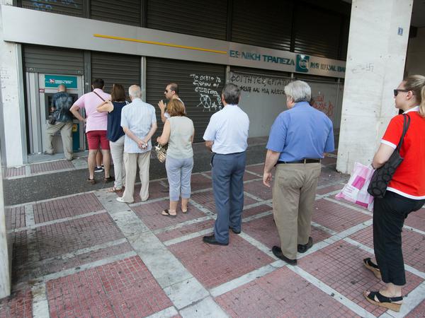 Am Montagvormittag bildeten sich lange Schlangen vor den Geldautomaten in Athen.