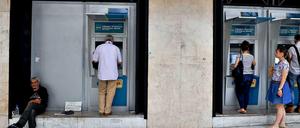Bankkunden heben an Geldautomaten in Thessaloniki Bargeld ab.