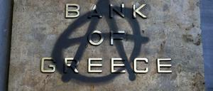 Schlechte Stimmung in Athen. Unbekannte haben das Logo der griechischen Zentralbank mit dem Anarchie-Zeichen verunziert.