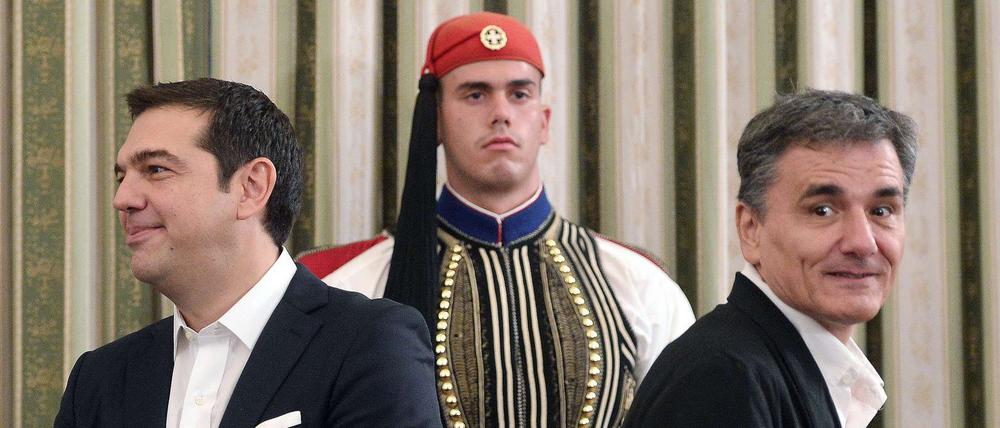 Finanzminister Eulkid Tsakalotos (rechts) zählt erneut zur Regierungsmannschaft des griechischen Ministerpräsidenten Alexis Tsipras. 