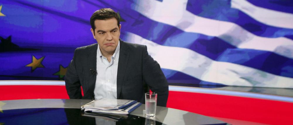 Alexis Tsipras knickt ein und akzeptiert Sparpläne der Gläubiger, allerdings unter bestimmten Bedingungen, von denen unklar ist, ob die Geldgeber diese wiederum akzeptieren.