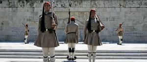 Stillstand. Mitglieder der Präsidentengarde vor dem Grab des Unbekannten Soldaten in Athen.