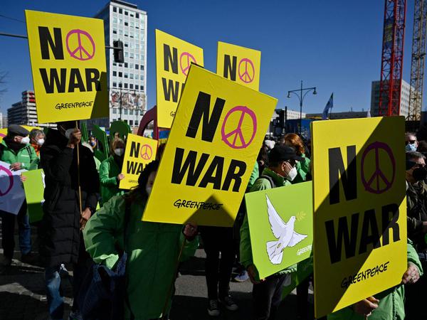 Mitte März protestierte auch Greenpeace in Berlin gegen den Krieg gegen die Ukraine.