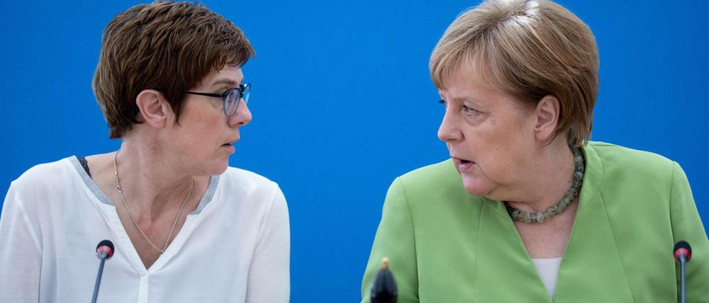 Bundeskanzlerin Angela Merkel (CDU) diskutiert mit der CDU-Generalsekretärin Annegret Kramp-Karrenbauer.