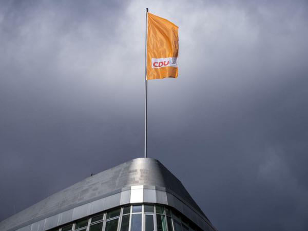 Die CDU-Fahne weht auf dem Konrad-Adenauer-Haus.