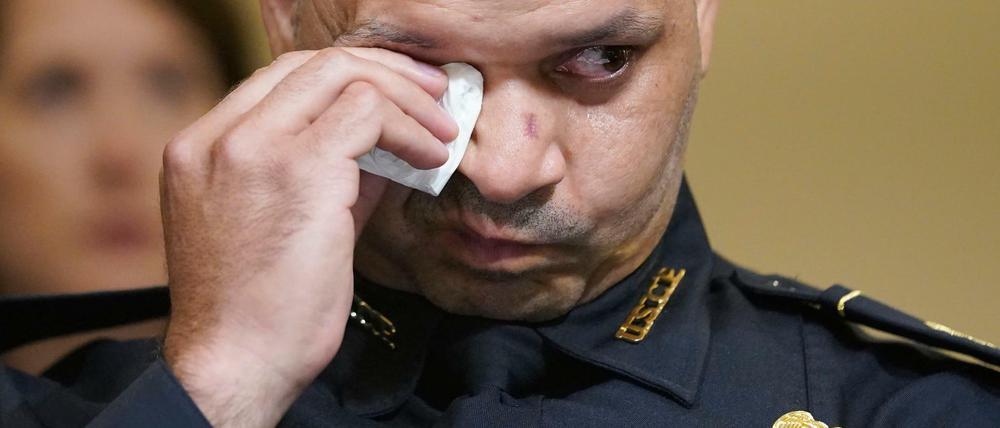 Aquilino Gonell, Polizist der Bundespolizei «United States Capitol Police Department» (USCP), weint beim Anblick eines Videos bei der Anhörung des Untersuchungsausschusses zur Aufarbeitung der Attacke auf das US-Kapitol vom 6. Januar.
