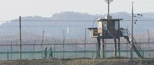 Die Grenze zu Nordkorea ist gut gesichert mit Zäunen und Überwachungsanlagen. 