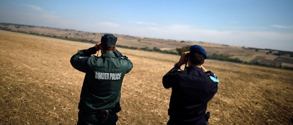 Zwei Beamte der europäischen Grenzschutzagentur Frontex beobachten die bulgarisch-türkische Grenze. 