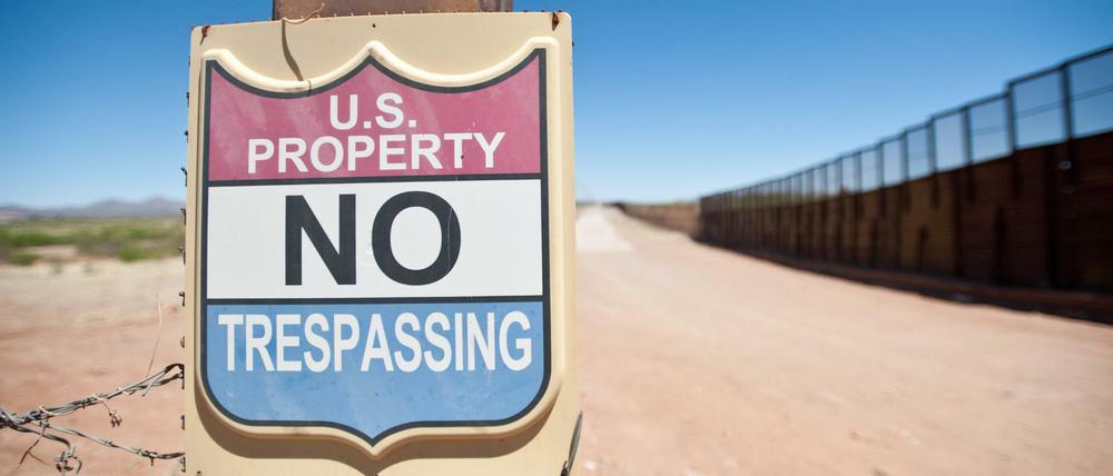 "US-Besitz. Betreten verboten" ist am 27.04.2013 in Naco, Arizona (USA) an der Grenze zu Mexiko, aufgestellt. Wir Amerikas Politik unter Präsident Trump Lateinamerika und die Europäische Union einander näher bringen?