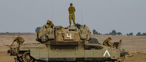Israelische Soldaten arbeiten auf ihr Panzer auf den Golanhöhen nahe der Grenze zu Syrien.