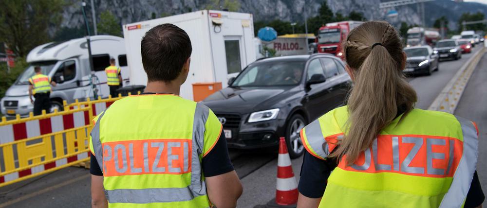 Polizisten kontrollieren an der Kontrollstelle Kiefersfelden in Bayern an der A93 Fahrzeuge, die aus Österreich kommen. 