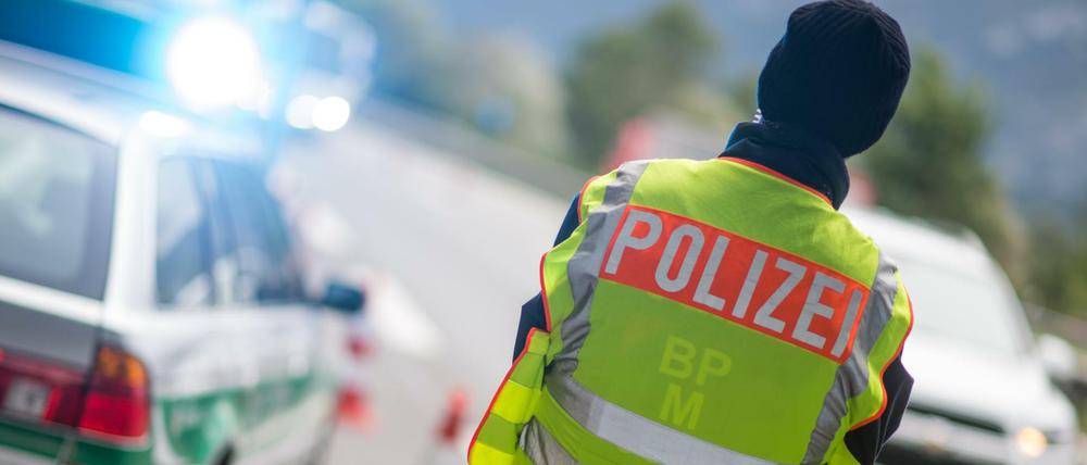 Ein Polizeibeamter an der Anschlussstelle Bad Reichenhall der Autobahn A8 von Salzburg nach München.