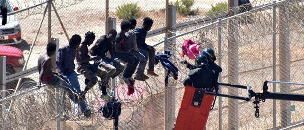Afrikanische Migranten an der EU-Außengrenze in Ceuta, Spanien.
