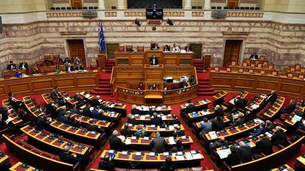 Mitglieder des griechischen Parlaments diskutieren während einer Debatte zu dem Abkommen im griechischen Parlament. 