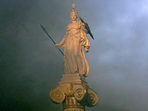 Schmidt: "Griechenland ist das Mutterland der Demokratie." Im Bild: Statue der Göttin Athene, eingehüllt in Rauchschwaden bei Ausschreitungen an der Universität Athen.