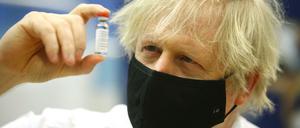Boris Johnson, Premierminister von Großbritannien, hält ein Fläschchen mit dem Corona-Impfstoff von Astrazeneca