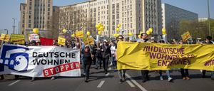 Mehrere zehntausend Menschen protestieren in Berlin unter dem Motto "Mietenwahnsinn stoppen". 
