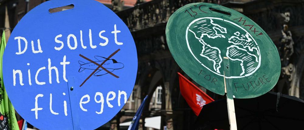 Das elfte Gebot? Plakat bei einer Großdemonstration in Bremen für mehr Klimaschutz 