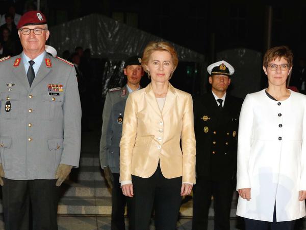 Am 15. August 2019 verabschiedet die Bundesministerin der Verteidigung, Annegret Kramp-Karrenbauer, ihre Vorgängerin im Amt, Dr. Ursula von der Leyen, mit einem Großen Zapfenstreich. 