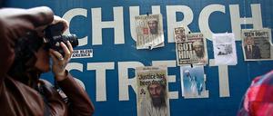Am Zaun, der Ground Zero in New York umgibt, hängen Zeitungsartikel über den Tod von Osama bin Laden.